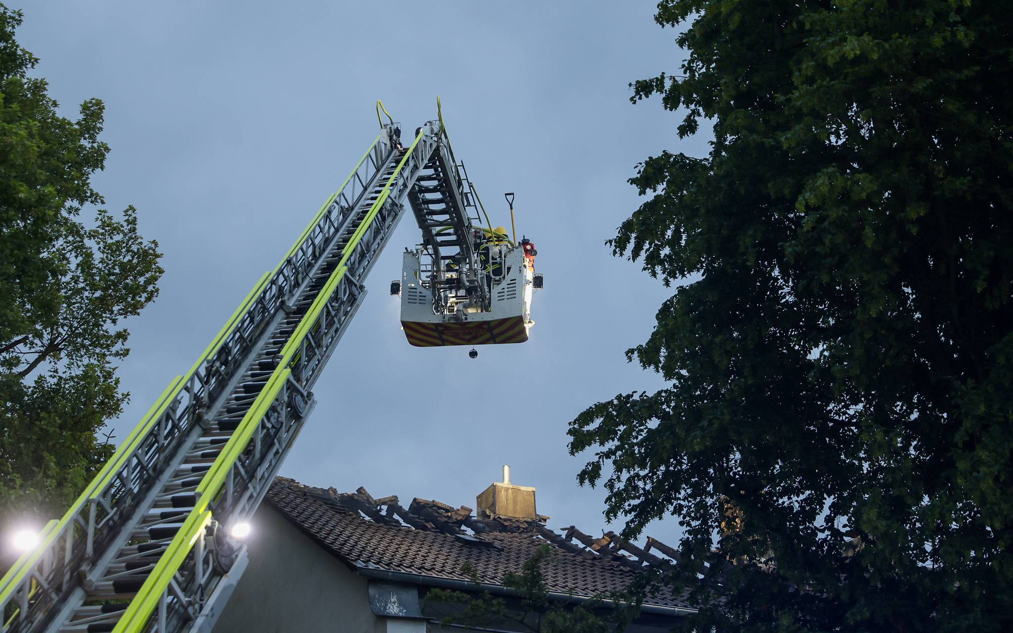 Vermutlich Blitzeinschlag: Dachstuhl brennt in Ronsdorf
