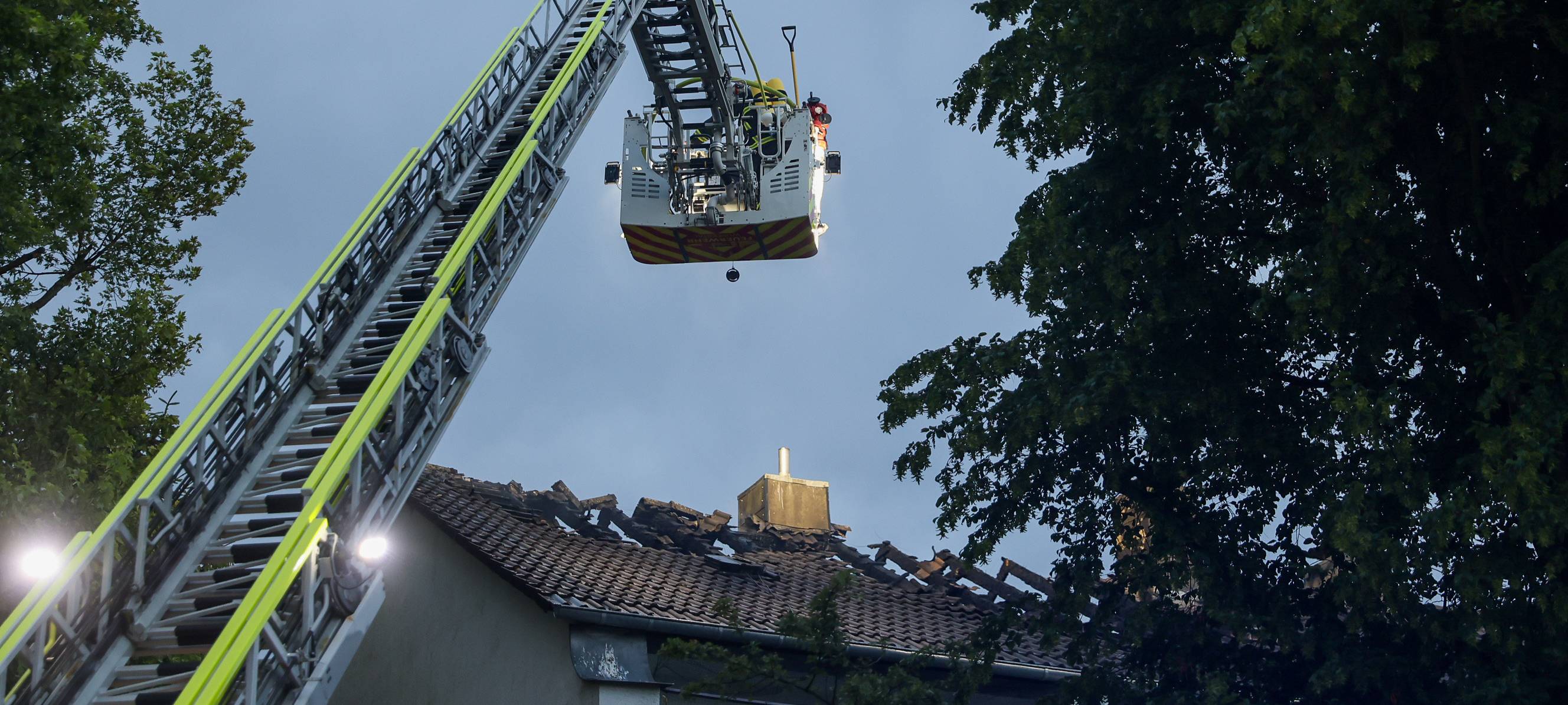 Vermutlich Blitzeinschlag: Dachstuhl brennt in Ronsdorf