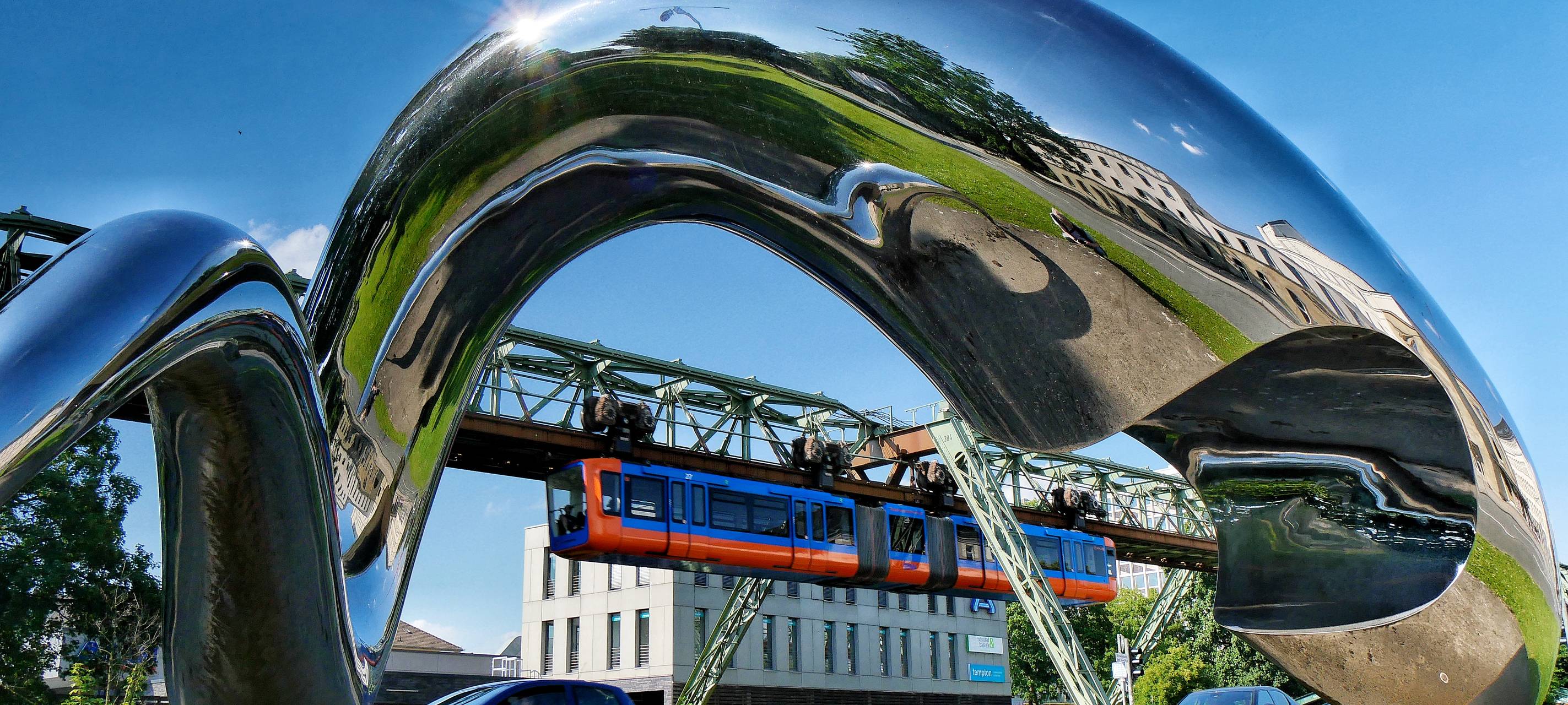 Schwebebahn fährt wieder