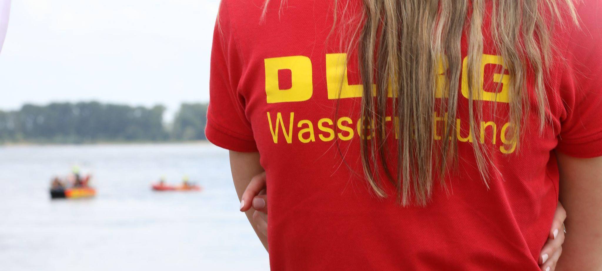 Nach einem Bad im Rhein werden mehrere Menschen vermisst.