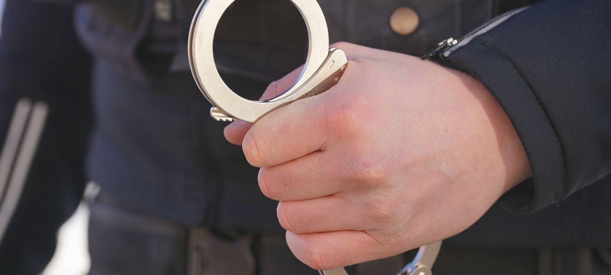 Polizei Handschellen - Symbolbild