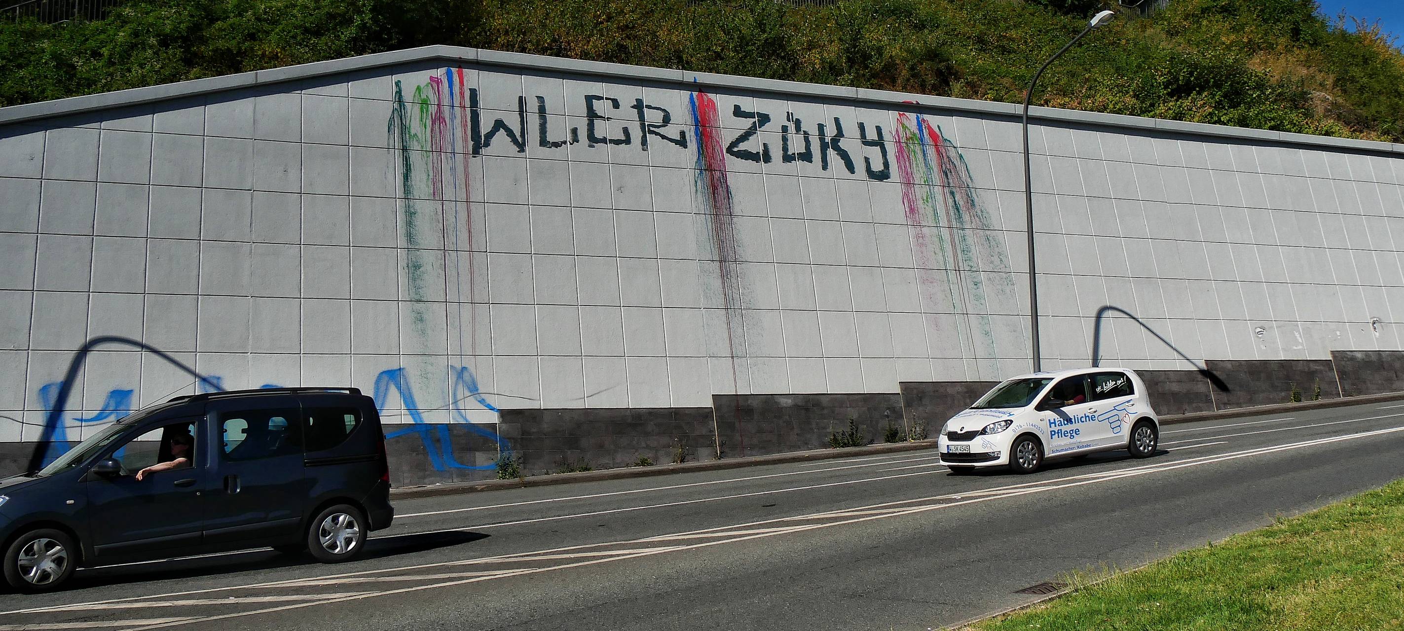 Graffitis entfernt, aber nur untenrum