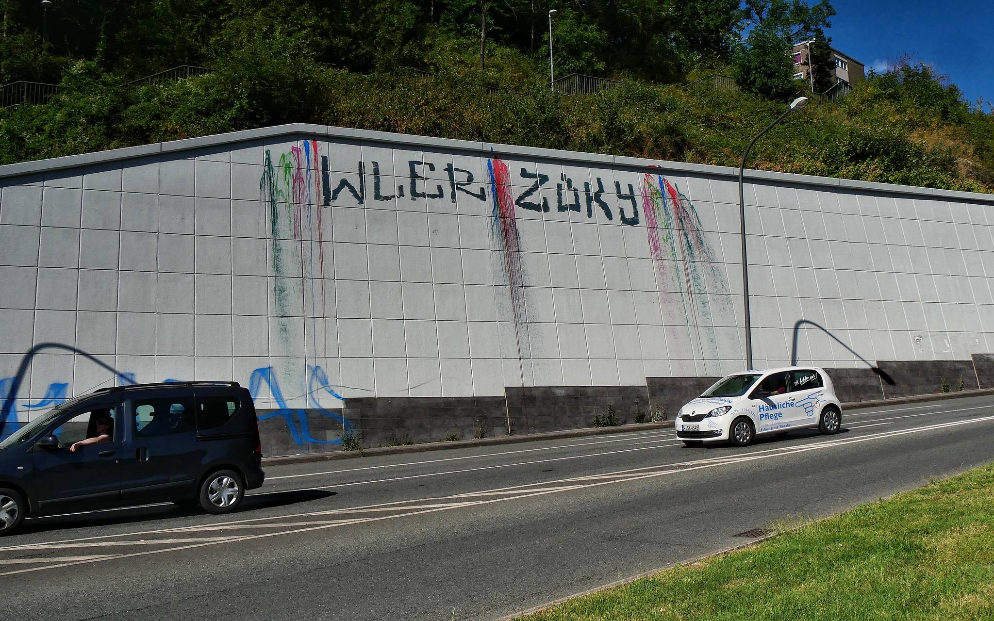 Graffitis entfernt, aber nur untenrum