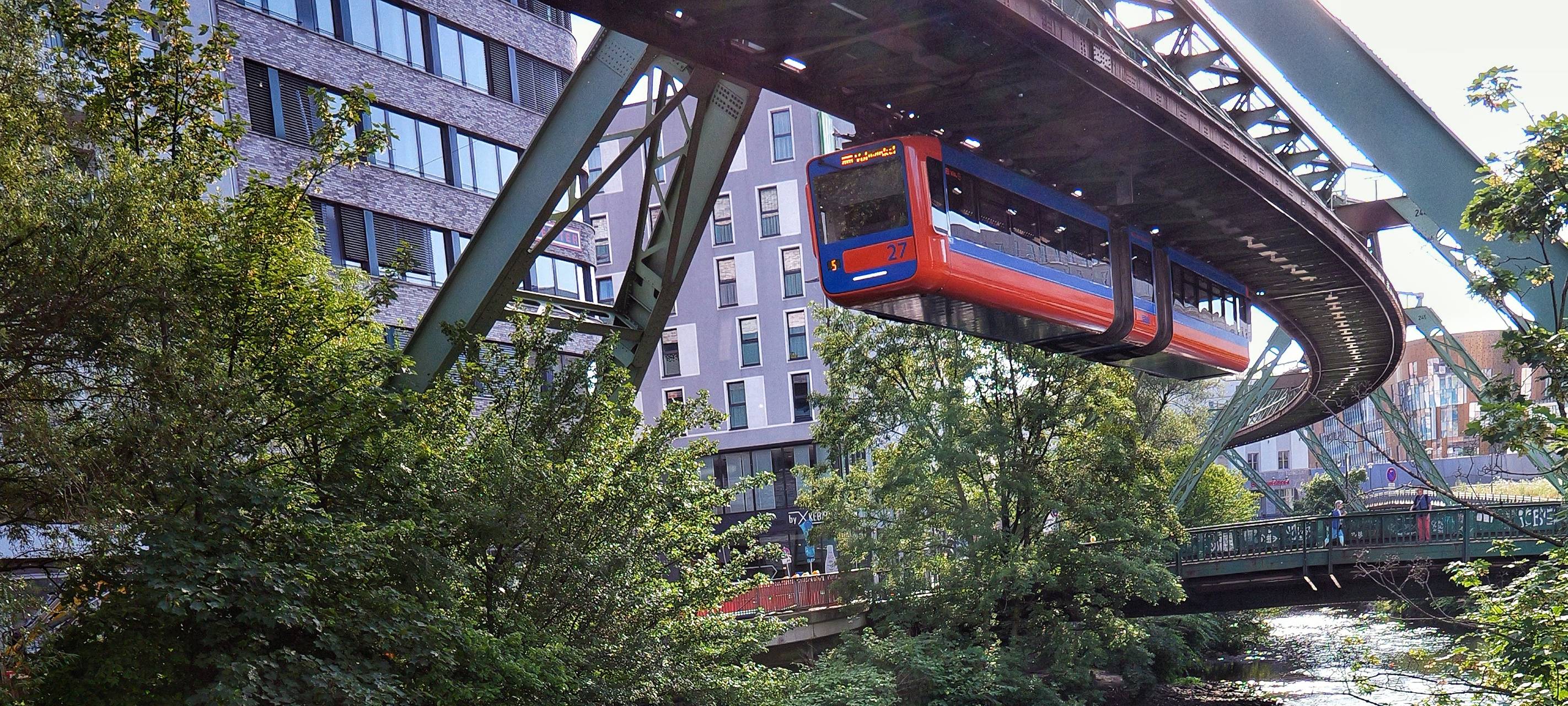 Lesung gegen Antisemitismus in der Schwebebahn
