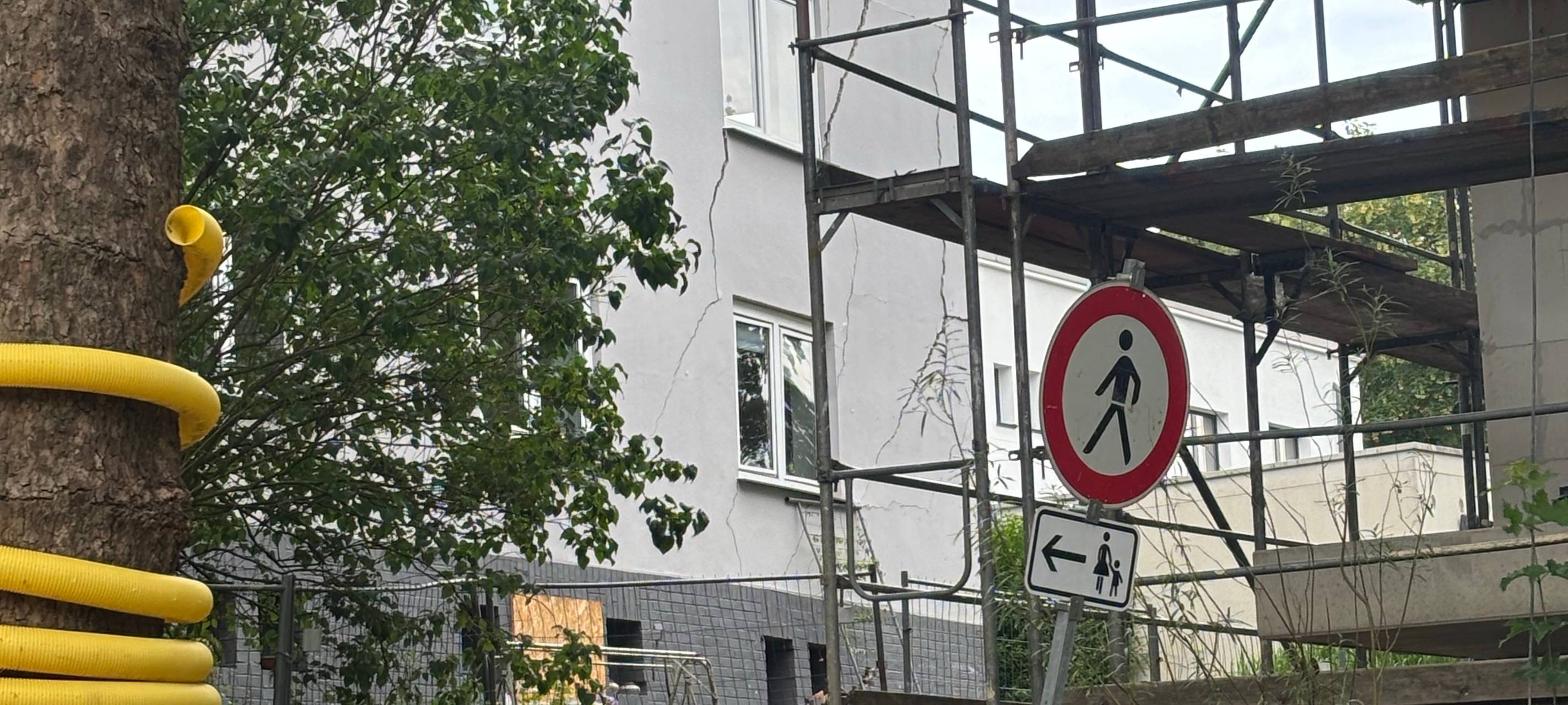Einsturzgefährdetes Haus wird abgerissen
