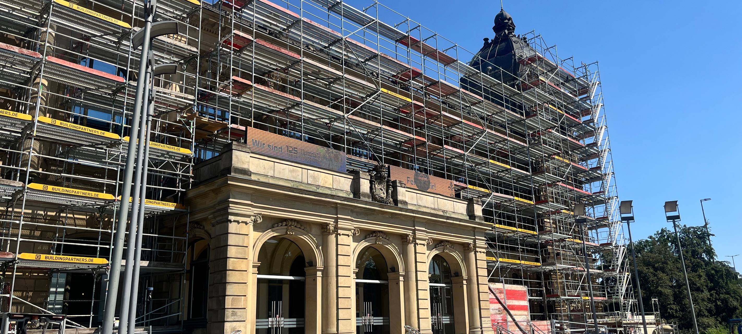 zu sehen ist das Gerüst an der Fassade der Stadthalle