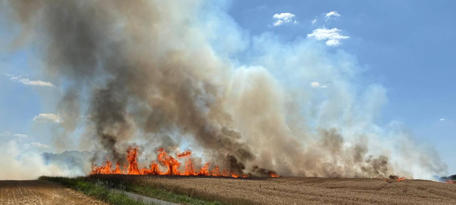 Brennendes Feld an der Nevigeser Straße