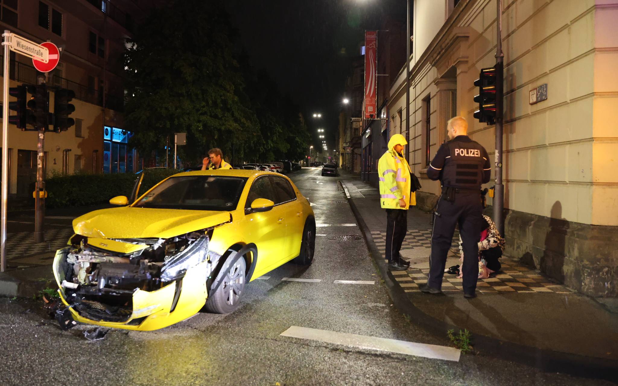 Bus und Auto kollidieren an der Gathe