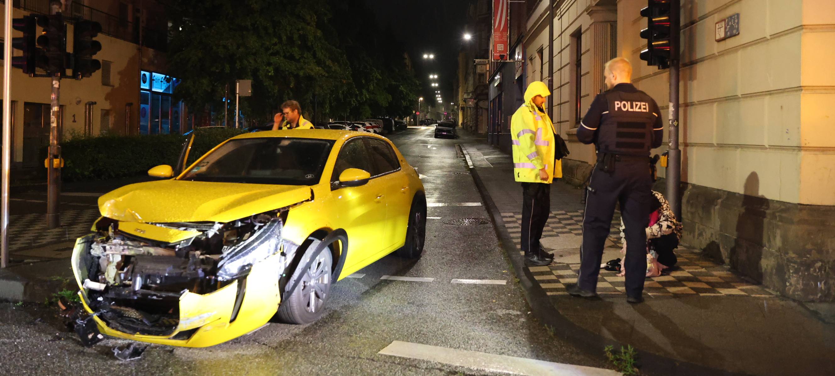 Bus und Auto kollidieren an der Gathe
