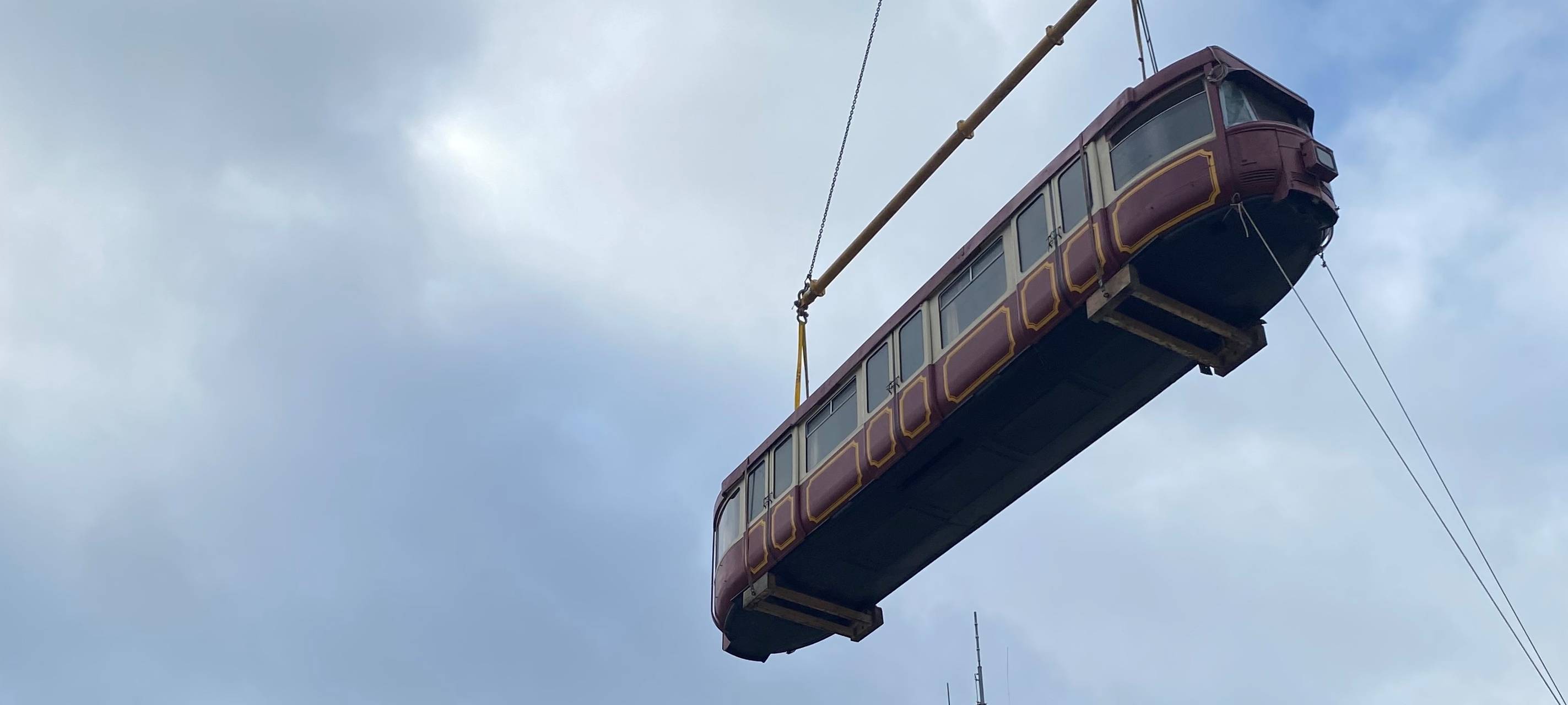 Schwebebahn schwebt über Wuppertal