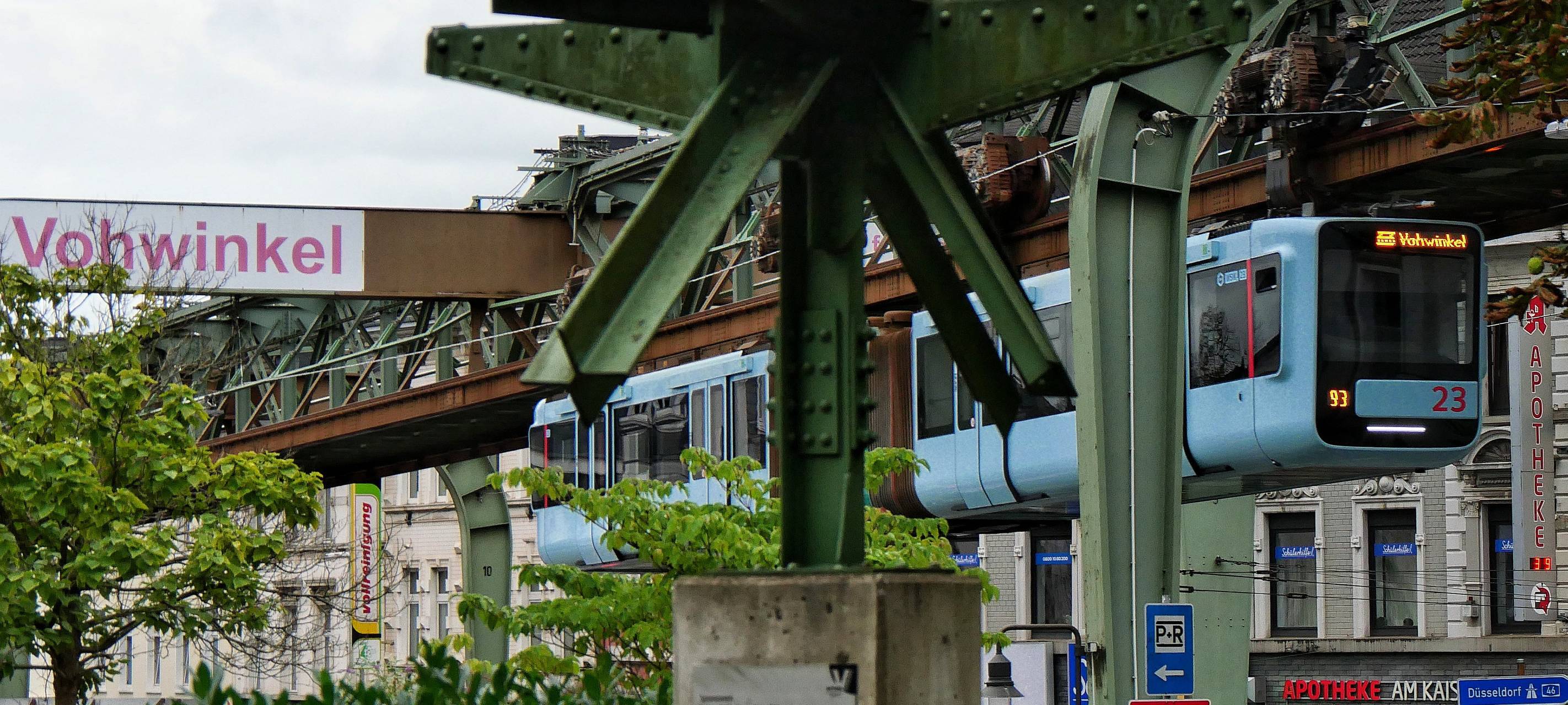 Schwebebahn steht