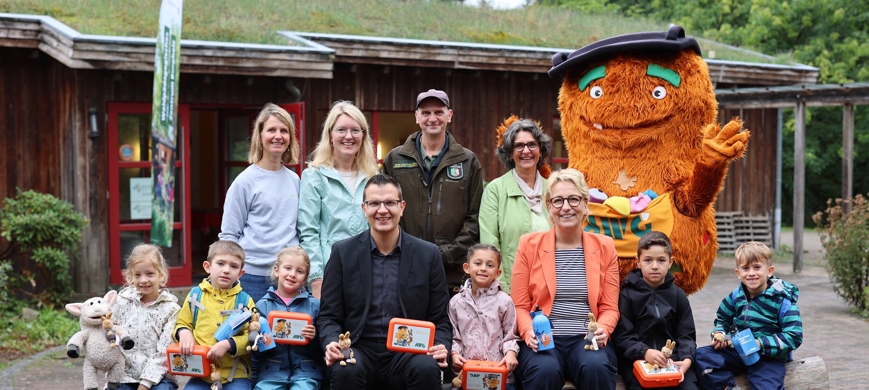 AWG, ESW und WSW beschenken Grundschulkinder