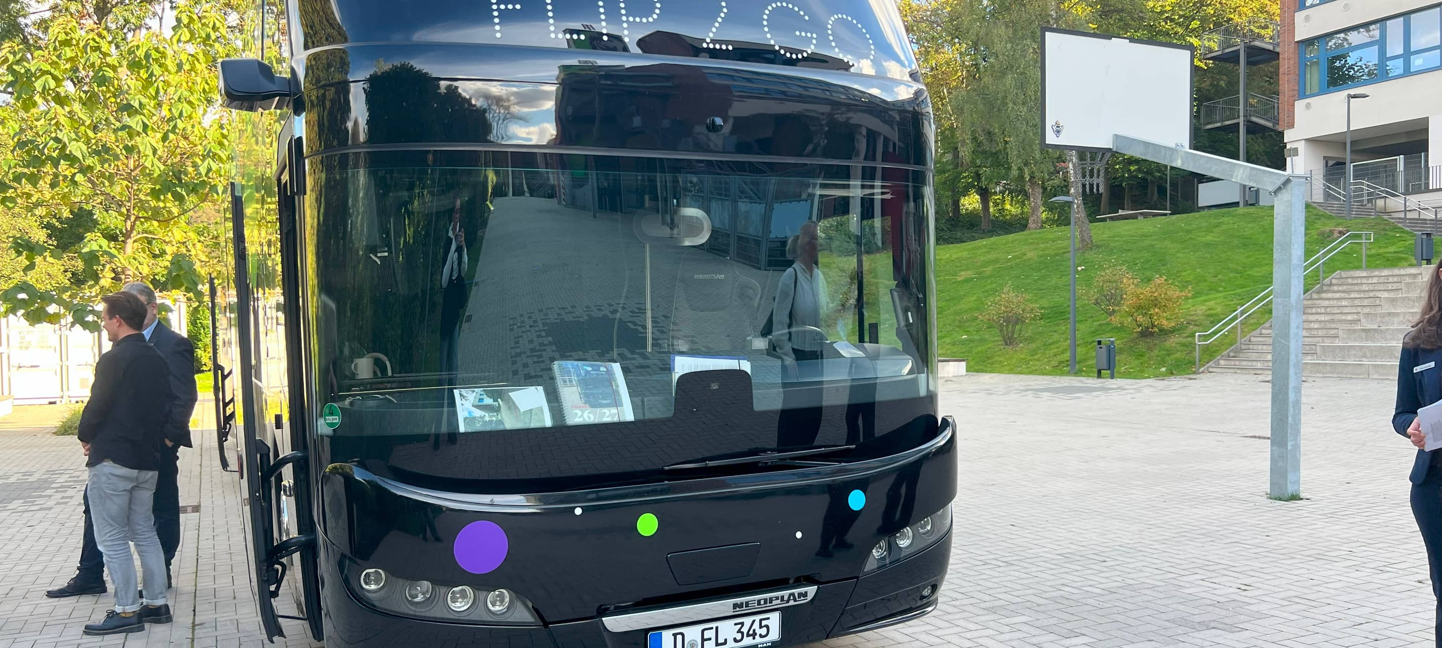 Finanzbus fährt durch Wuppertal