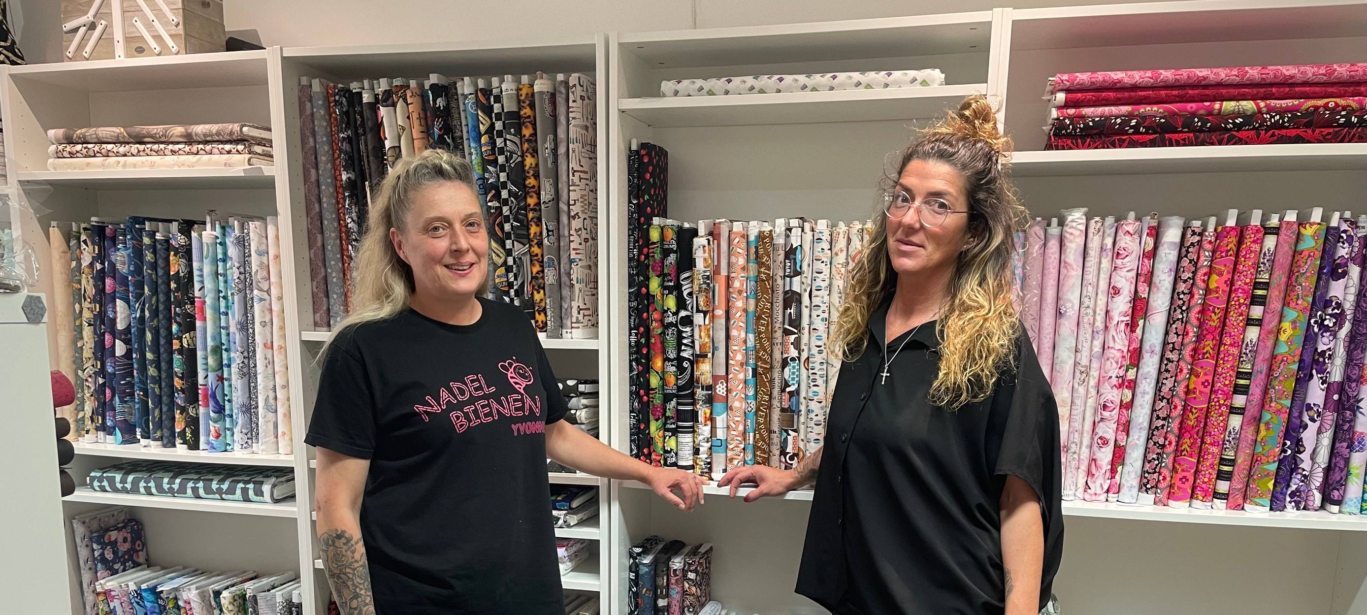 Wir hören hinters Schaufenster