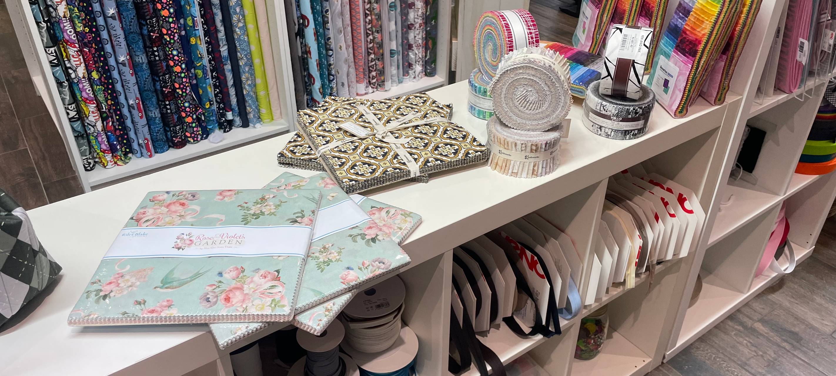 Wir hören hinters Schaufenster