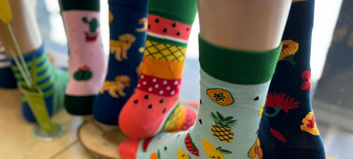 Wir hören hinters Schaufenster