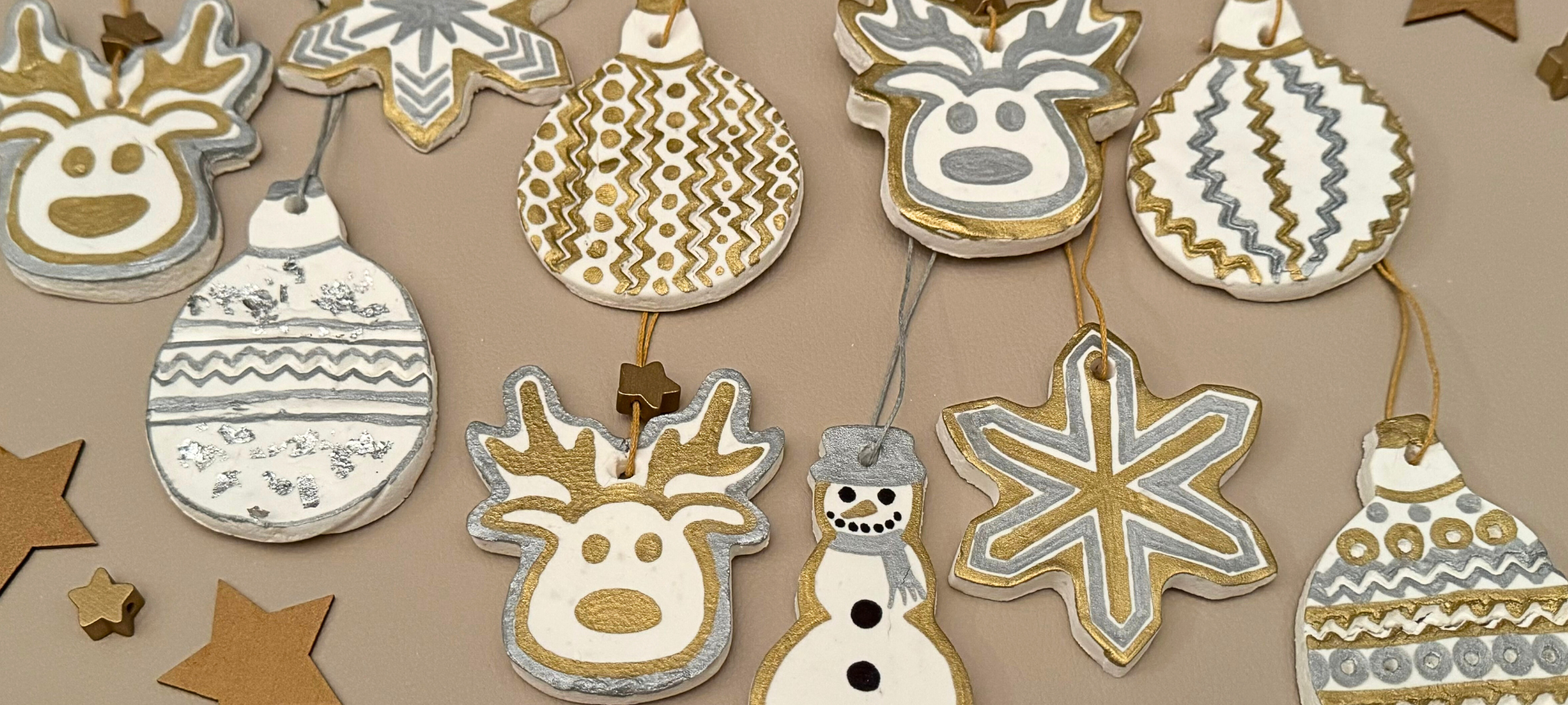 Weihnachtsbaumschmuck aus Kaltporzellan: fertige Anhänger (Stern, Schneemann, Rentierkopf, Kugel)