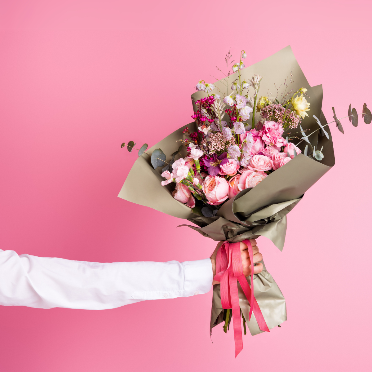 ein fröhlicher Blumenstrauß zum Valentinstag mit rosa Hintergrund
