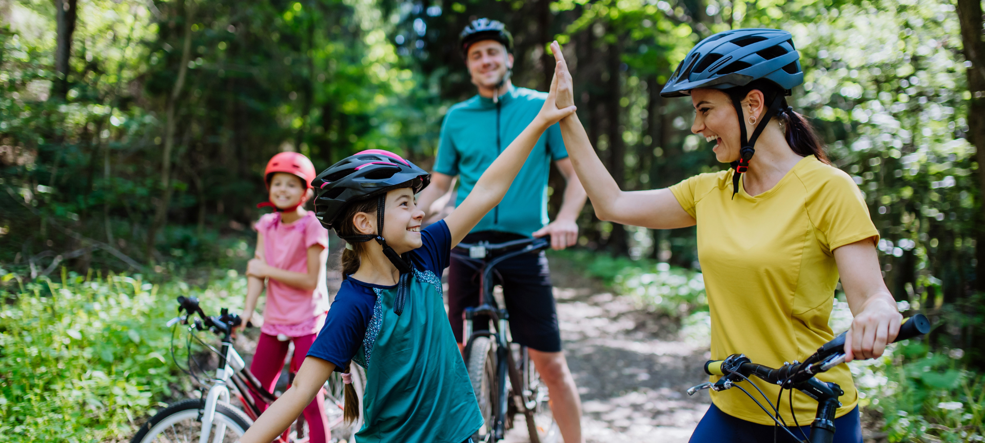 Weltfahrradtag: Fahrradfahren mit der ganzen Familie, Highfive