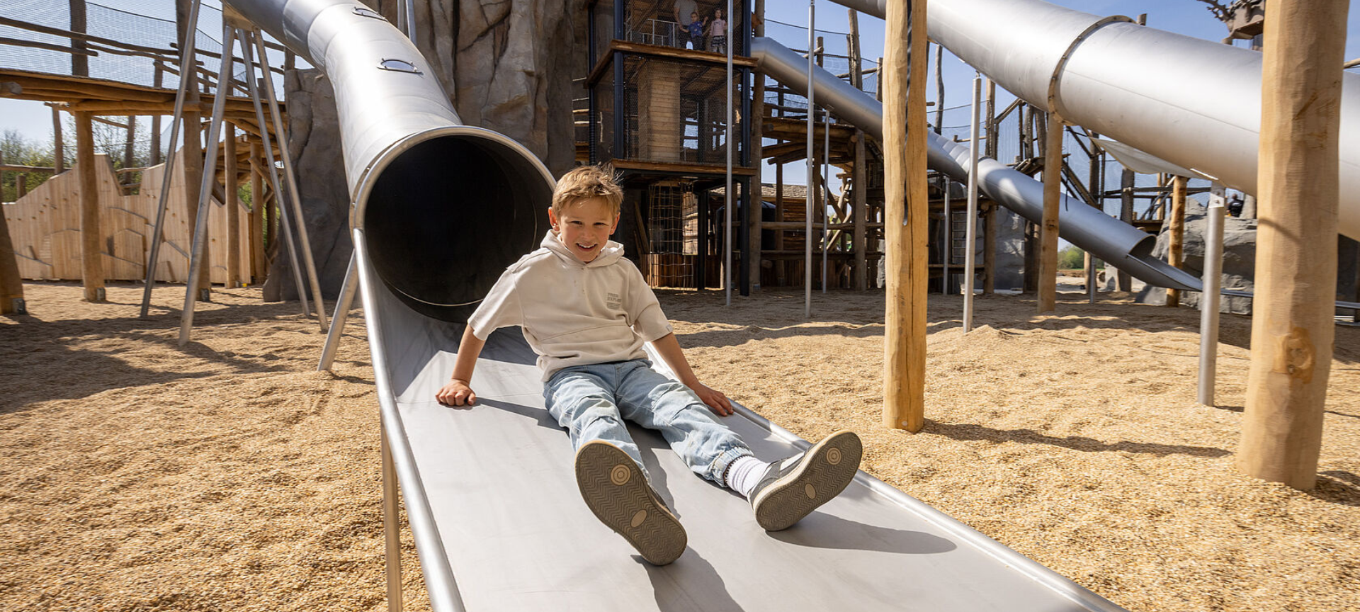 Ausflugsziele in der Region: Die Abenteueralm im Alpenpark Neuss - ein rutschendes Kind