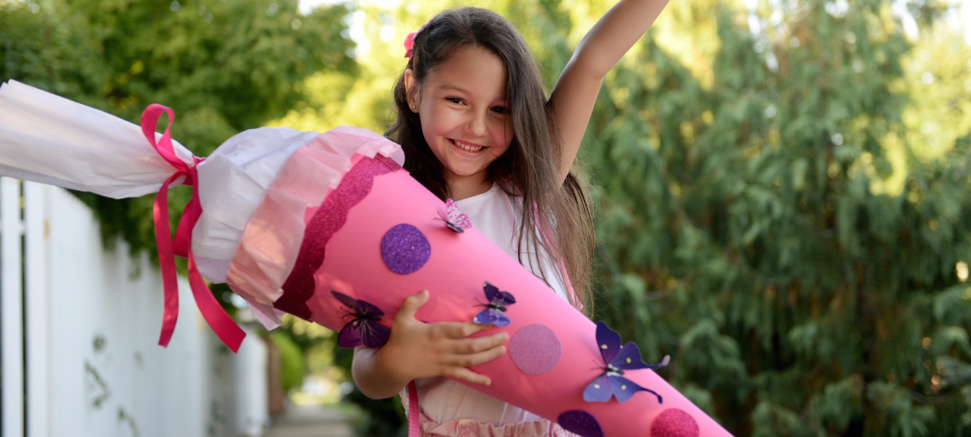 Glückliches Mädchen mit pinker Schultüte