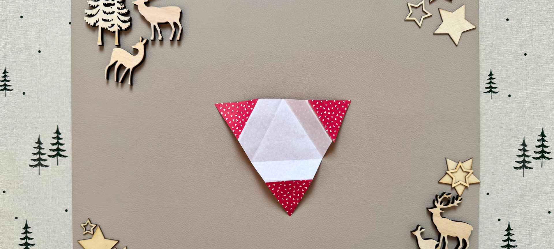 9. die 3 Dreiecke ausschneiden und auf die Spitzen eures Sternes kleben