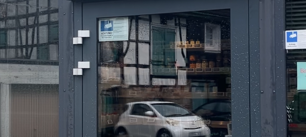 Das Schild vom Lebensmittelcontainer FrischR