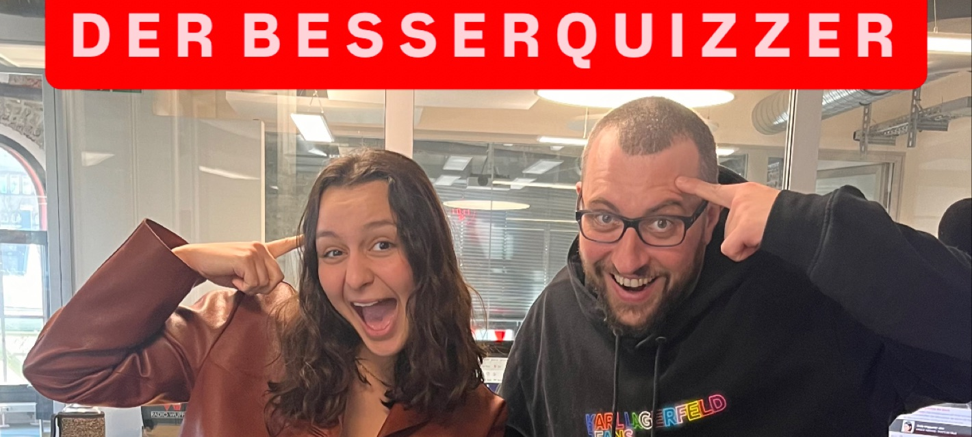 zu sehen ist Moderator Jens Voss und Quizmaster Nilay Tayyar