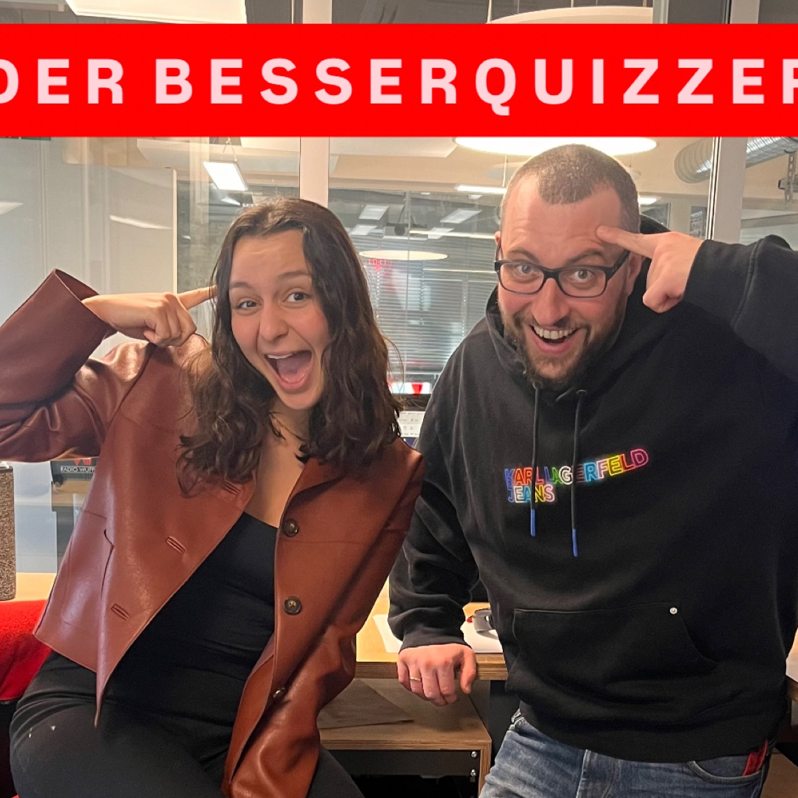 zu sehen ist Moderator Jens Voss und Quizmaster Nilay Tayyar