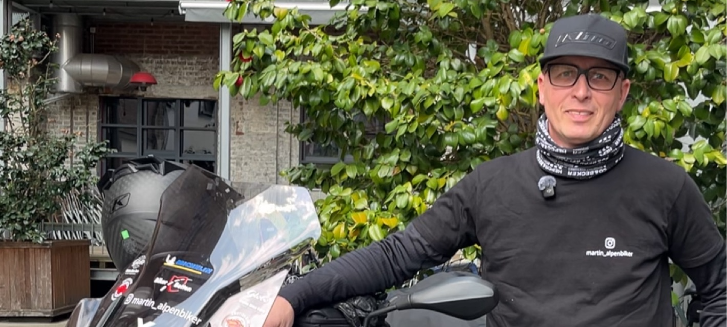 zu sehen ist Biker Martin mit seiner Heidi