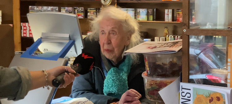 Die 94-jährige Marlies Lintener in ihrem Kiosk.