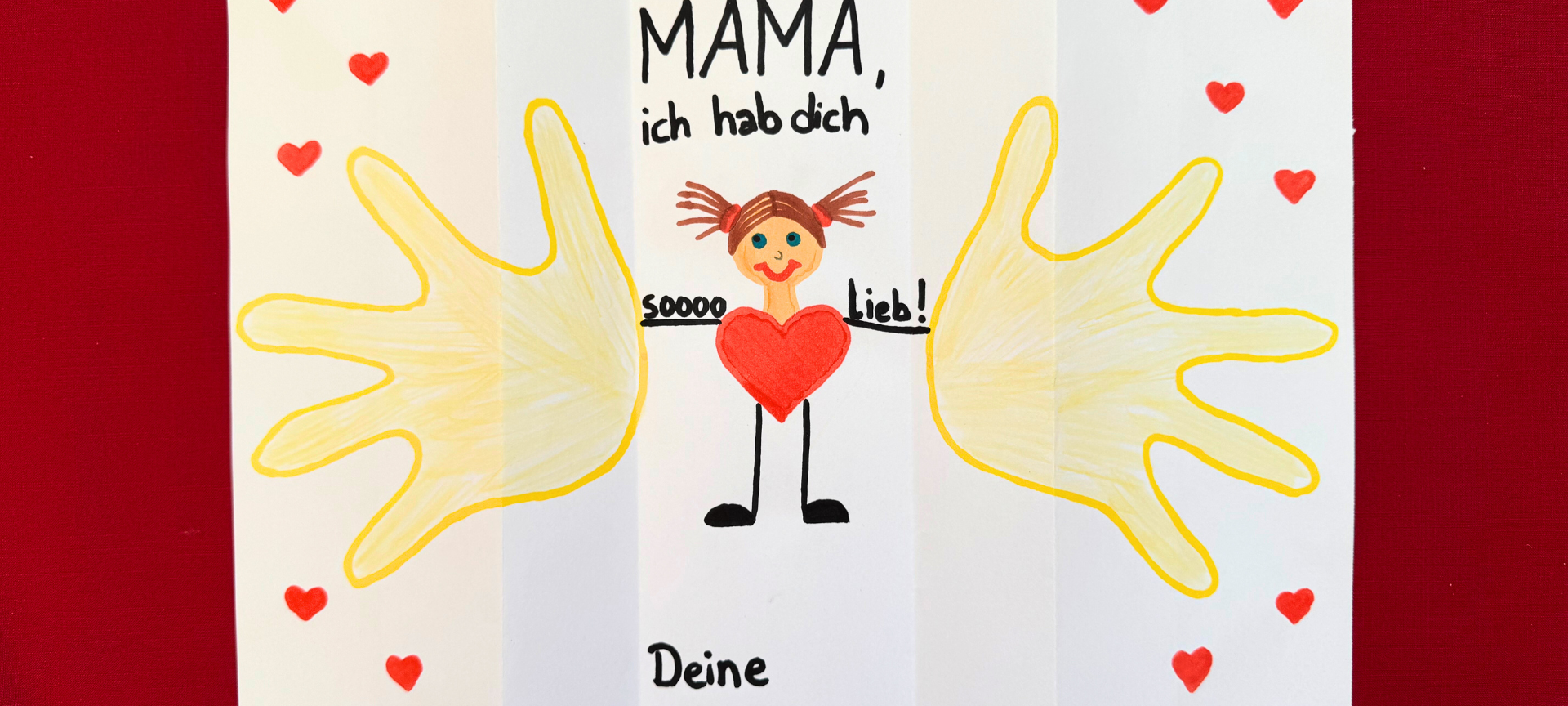 Hände des Kindes wie auf dem Foto abgebildet abmalen oder einen Handabdruck mit Hilfe von Acryl- oder Wasserfarbe machen