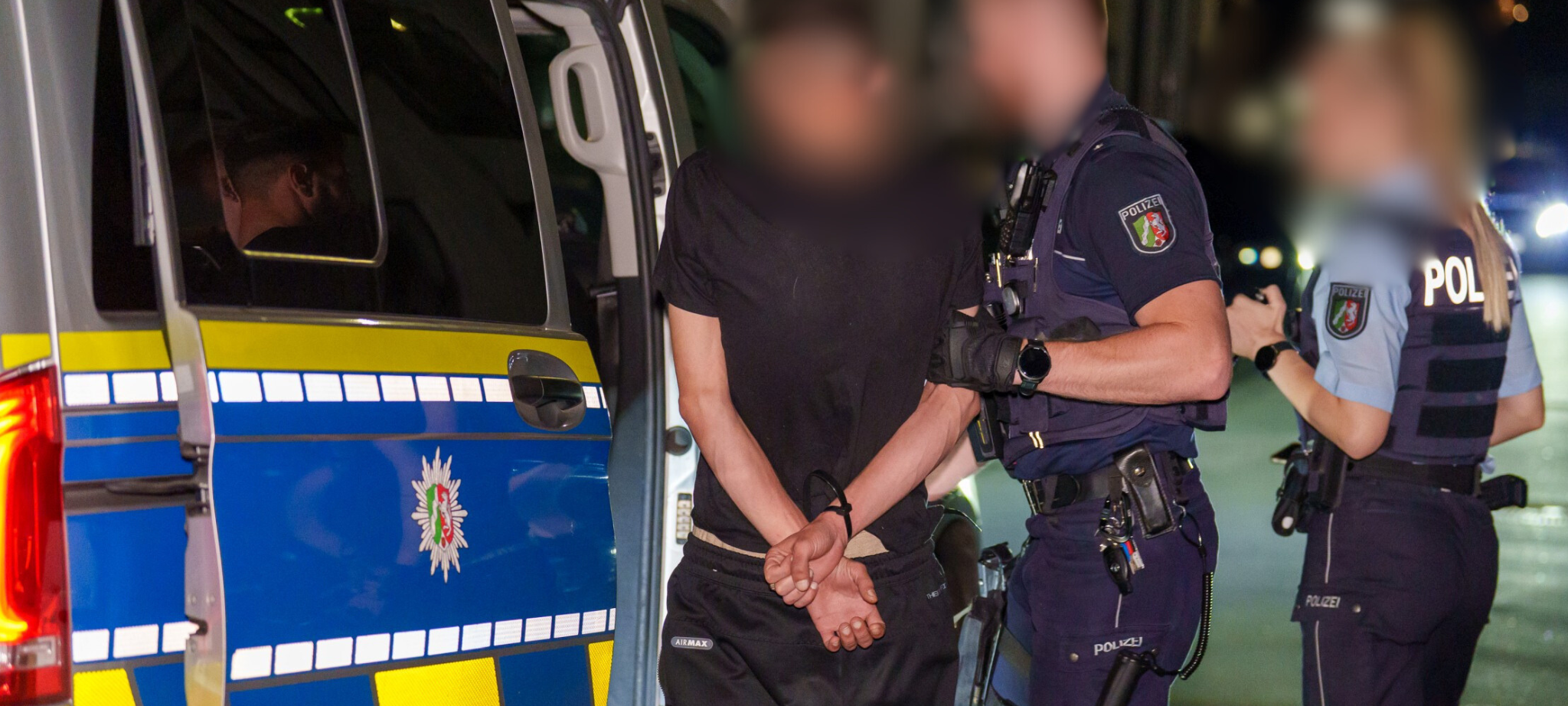 Polizisten führen Festgenommenen ab