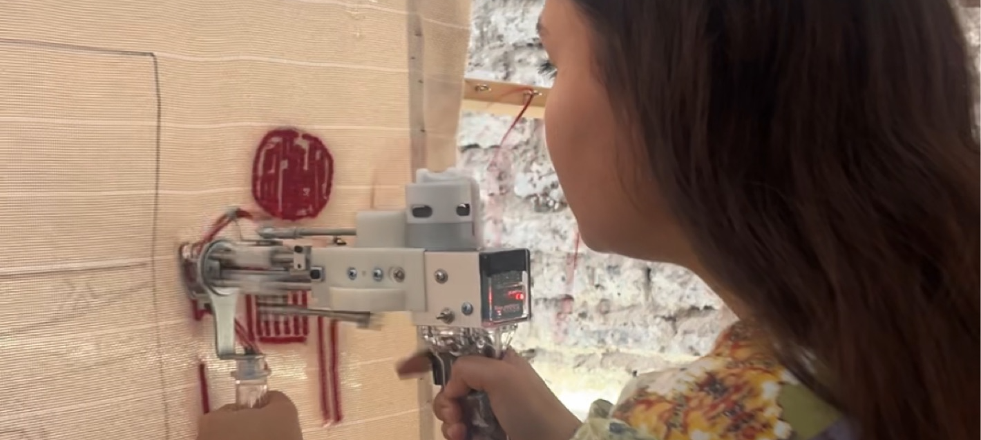 zu sehen ist unsere Reportern mit einer Tuftingmaschine in der Hand