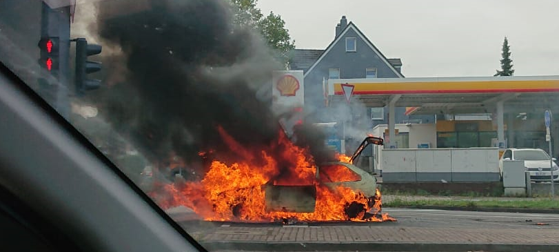 Brennendes Auto legt Kreuzung lahm