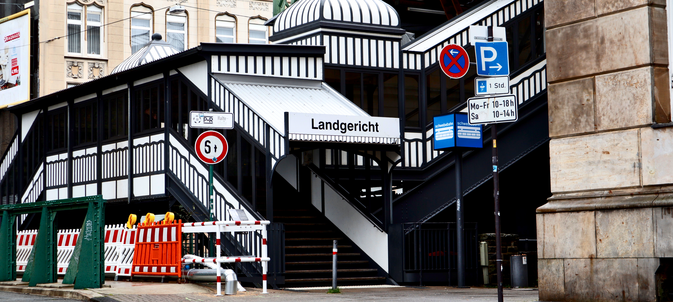 Drohung in der Schwebebahn